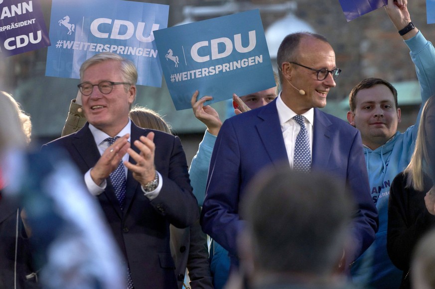 Bernd Althusmann und Friedrich Merz bei einer Landtagswahlkampfveranstaltung der CDU auf dem Marktplatz an der Marktkirche. Hannover, 07.10.2022 *** Bernd Althusmann and Friedrich Merz at a state elec ...