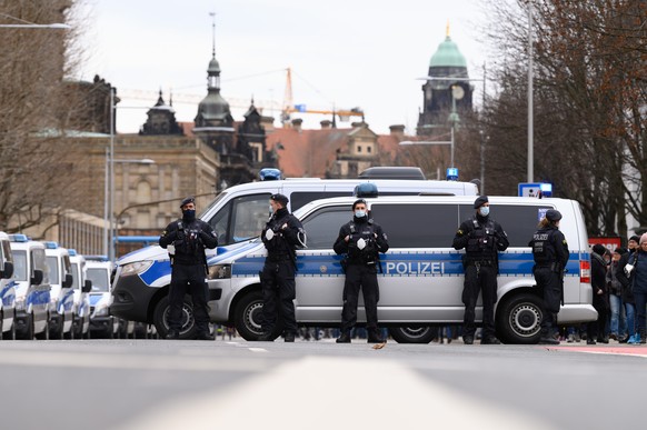 13.03.2021, Sachsen, Dresden: Polizisten stehen w�hrend einer Kundgebung der &quot;Querdenken&quot;-Bewegung am S�chsischen Landtag. Trotz des Verbots der �Querdenken�-Demonstration haben sich Hundert ...