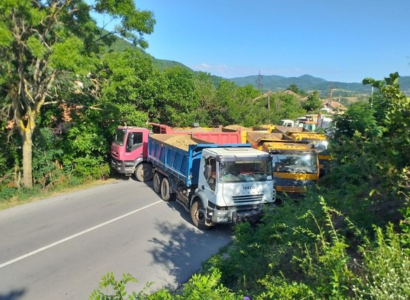 Lastwagen blockieren am Montag die Straße in der Nähe des Grenzübergangs Jarinje in Mitrovica, Kosovo.