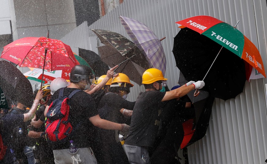 Riot police use pepper spray as protesters try to break into the Legislative Council building during the anniversary of Hong Kong&#039;s handover to China in Hong Kong, China July 1, 2019. REUTERS/Tyr ...
