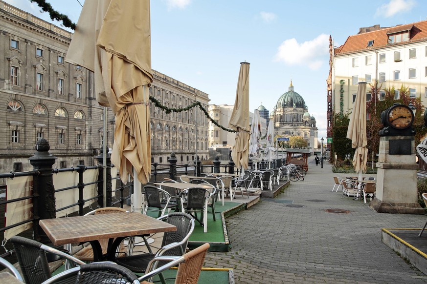 04.11.2020, Berlin, Deutschland - Foto: Leere Stuehle in der Gastronomie aufgrund des erneuten Lockdowns im Nikolaiviertel am Spreeufer. *** 04 11 2020, Berlin, Germany Photo Empty chairs in the gastr ...