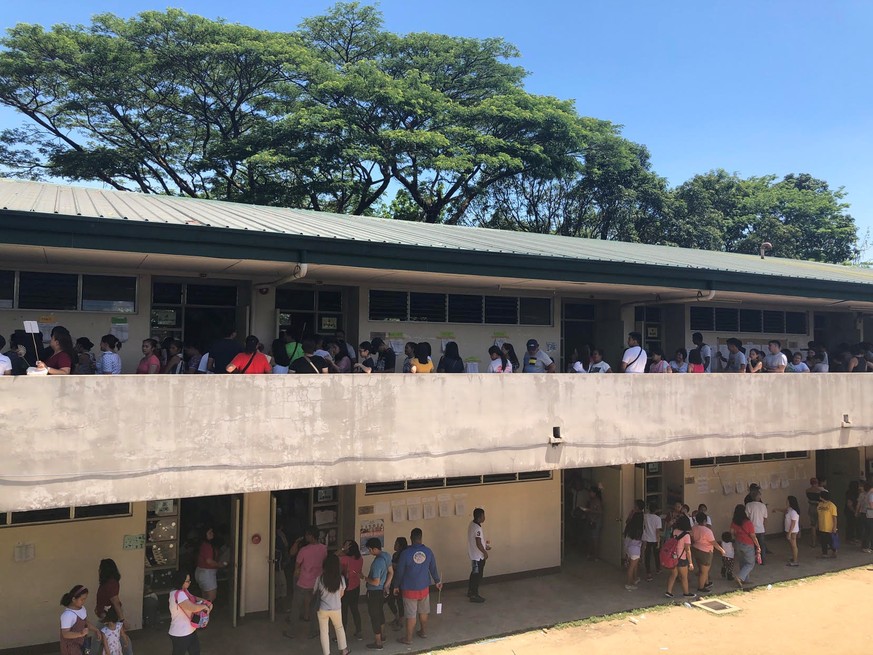 Voters walk to a polling precinct to vote in the midterm elections in Manila, Philippines May 13, 2019. REUTERS/Ronn Bautista