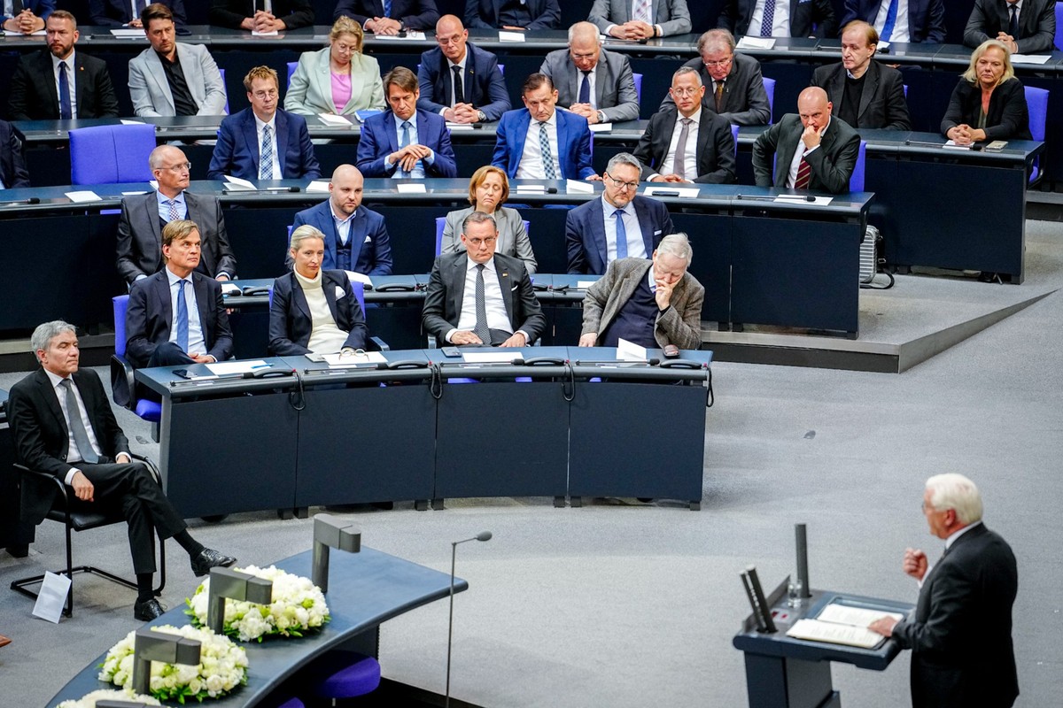 08.05.2025, Berlin: Bundespräsident Frank-Walter Steinmeier spricht in der Gedenkstunde zum 80. Jahrestag des Endes des Zweiten Weltkriegs im Bundestag vor der AfD-Fraktion mit Bernd Baumann (vordere  ...