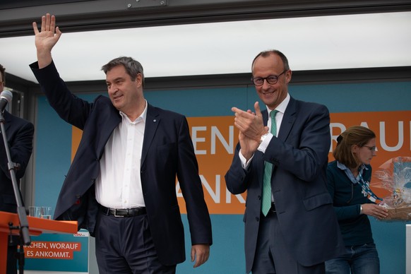 Friedrich Merz (r) CDU-Parteivorsitzender steht mit Markus Söder, CSU-Parteivorsitzender, zusammen auf der Bühne. Zwei Wochen vor der Landtagswahl in Nordrhein-Westfalen nehmen die beiden an einer Wah ...