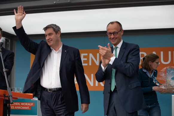 CSU-CHef Markus Söder (li.) und CDU-Chef Friedrich Merz (re.) bei einer CSU-Veranstaltung.
