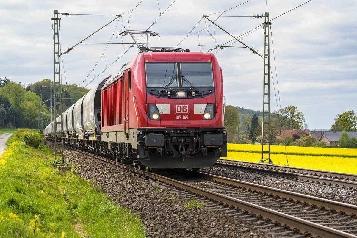 Osnabrück, Deutschland 02. Mai 2023: Eine Lok der Deutschen Bahn, DB, 187196, bei einem Einsatz im Güterverkehr. Der Güterzug fährt durch eine Landschaft welche vom Frühling geprägt ist. Die Bäume und ...