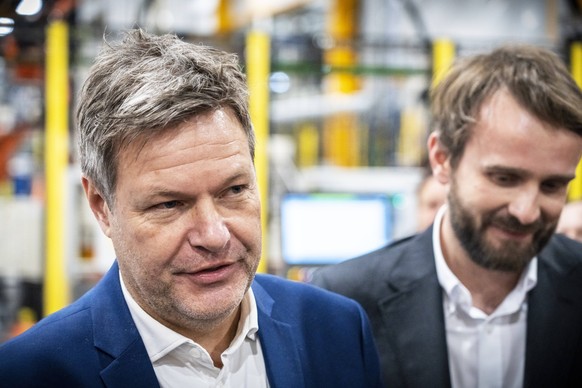 Den tyske visestatsministeren Robert Habeck besoker NEL Brevik 20230106. Visekansler Robert Habeck besoker hydrogenselskapet NEL pa Heroya. Olje- og energiminister Terje Aasland og naeringsminister Ja ...