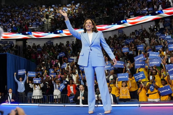 30.07.2024, USA, Atlanta: Vizepräsidentin Kamala Harris winkt während einer Wahlkampfveranstaltung. Foto: John Bazemore/AP +++ dpa-Bildfunk +++