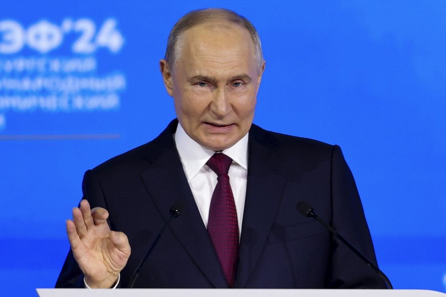 07.06.2024, Russland, St. Petersburg: Der russische Präsident Wladimir Putin spricht während einer Plenarsitzung des Internationalen Wirtschaftsforums von St. Petersburg. Foto: Anton Vaganov/Pool Reut ...