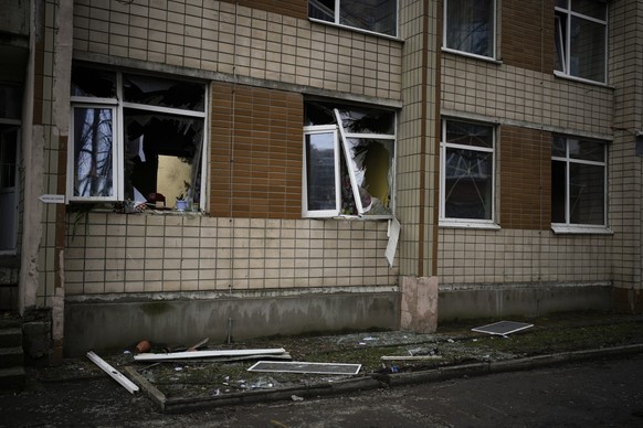 20.01.2023, Ukraine, Browary: Die Fenster einer Schule, die durch einen Helikopterabsturz beschädigt wurde. Bei einem Hubschrauberabsturz am 18.01.2023 nahe der Hauptstadt Kiew ist der ukrainische Inn ...
