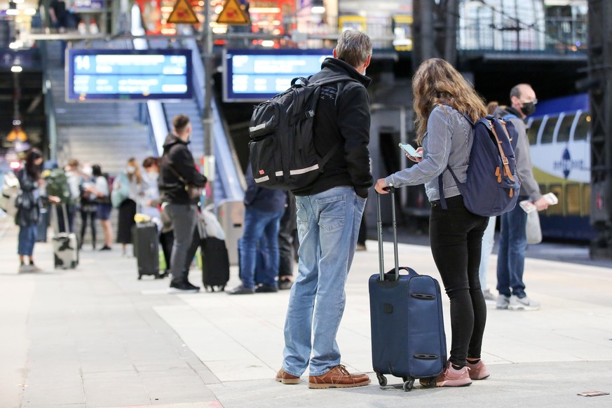 Reisende warten im Hauptbahnhof während des Streiks der Lokführergewerkschaft GDL auf ihren Zug. Es hat ein bundesweiter 48-stündiger Streik im Personenverkehr begonnen.