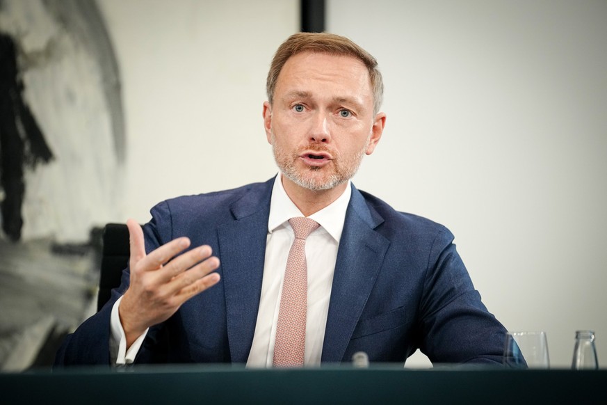 ARCHIV - 29.09.2022, Berlin: Christian Lindner (FDP), Bundesminister der Finanzen, stellt Pläne der Bundesregierung zur Energieversorgung und Preisbegrenzung für Gas vor. Lindner hat eingeräumt, dass  ...