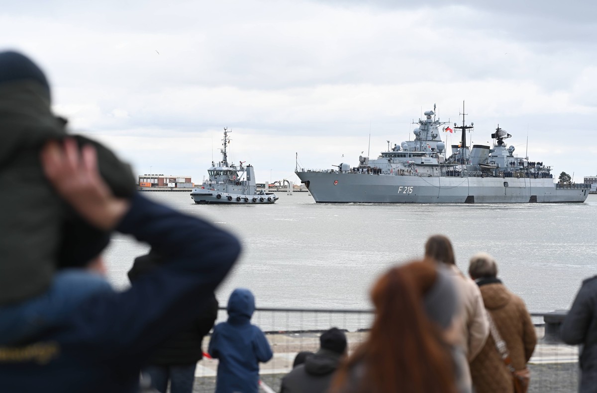 Die Fregatte ÂBrandenburgÂ verlässt Wilhelmshaven. Die Fregatte ÂBrandenburgÂ löst die Fregatte ÂBaden-WürttembergÂ im Einsatz United Nations Interim Force in Lebanon vor der libanesischen Küste ab. D ...