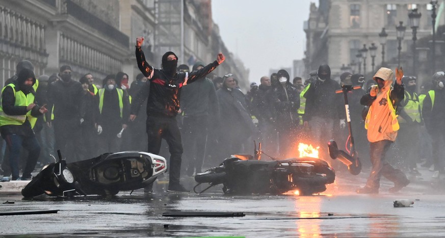 Police officers intervene yellow vest protesters as they gather to protest against rising fuel taxes in Paris, France. PUBLICATIONxINxGERxSUIxAUTxONLY