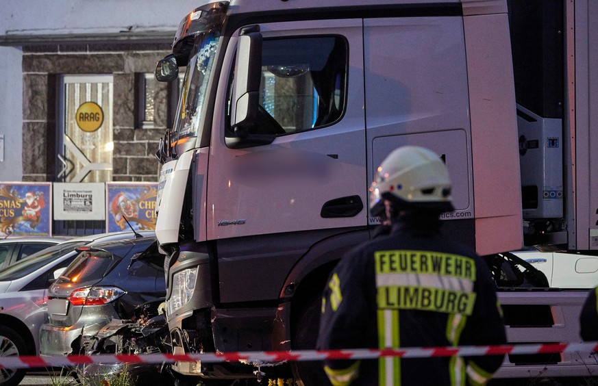 Mit diesem LKW fuhr ein Mann in mehrere Autos.