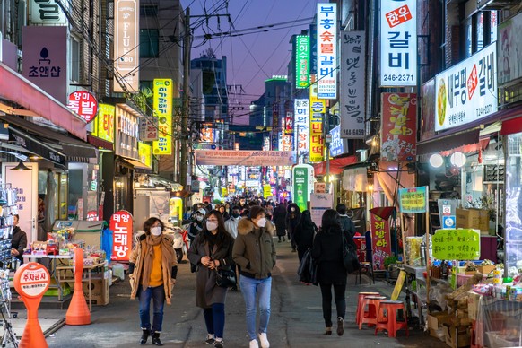Südkorea: Passanten tragen Gesichtsmasken in einer belebten Einkaufsstraße in Busan. Foto vom 09. Februar 2020.