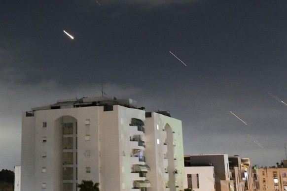 dpatopbilder - 14.04.2024, Israel, Zentralisrael: Das israelische Luftabwehrsystem «Iron Dome» feuert, um vom Iran abgefeuerte Raketen abzufangen. Foto: Tomer Neuberg/AP +++ dpa-Bildfunk +++