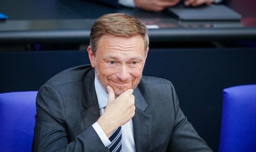 Christian Lindner (FDP), Bundesminister der Finanzen, nimmt an der Sitzung des Bundestags zum Auftakt der Haushaltswoche im Parlament teil. Der Bundestag stimmt in zweiter Beratung über den Etat 2022  ...