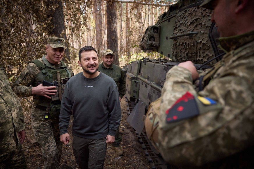 Krieg in der Ukraine. Praesident Wolodymyr Selenskyj besucht die Front bei Kupjansk am 03.10,2023,Leopard Panzer. Working trip to Kharkiv region.. Foto:The Presidential Office of Ukraine via SVEN SIMO ...