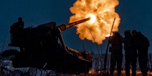 15.12.2022, Ukraine, Bachmut: Ukrainische Soldaten feuern eine Pion (M-1975) Kanonenhaubitze auf russische Stellungen in der Nähe von Bachmut. Foto: Libkos/AP/dpa +++ dpa-Bildfunk +++