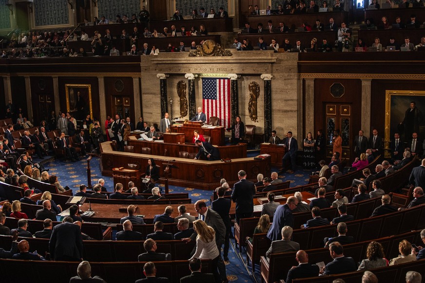 231018 -- WASHINGTON, Oct. 18, 2023 -- Representatives cast their votes for House Speaker in the House chamber in Washington, D.C., the United States, on Oct. 18, 2023. The U.S. House of Representativ ...