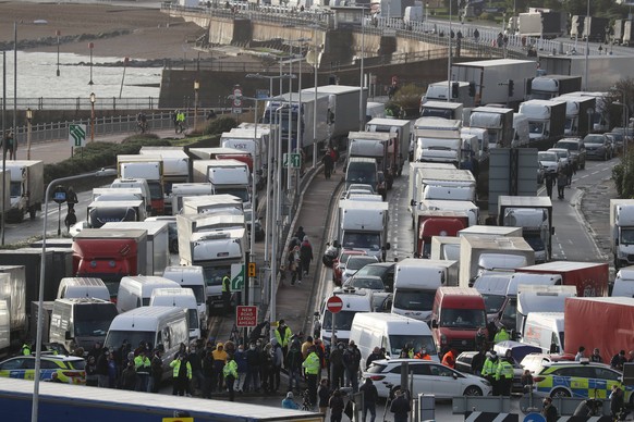 . 23/12/2020. Dover, United Kingdom. The entrance to the Dover docks after the port re-opened after a 48 hour shutdown when France closed its borders from the UK. PUBLICATIONxINxGERxSUIxAUTxHUNxONLY x ...