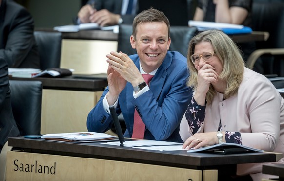 27.04.2018, Berlin: Tobias Hans (CDU), Ministerpräsident des Saarland, lacht neben Anke Rehlinger, Ministerin für Wirtschaft, Arbeit, Energie und Verkehr im Saarland, im Plenum des Bundesrats. Die Län ...