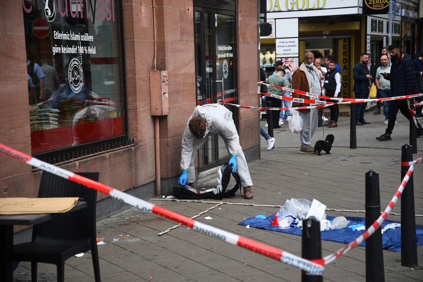 An dem Ort, an dem in der Mannheimer Innenstadt ein Mann nach einer Polizeikontrolle zusammenbrach, werden die Spuren gesichert. 