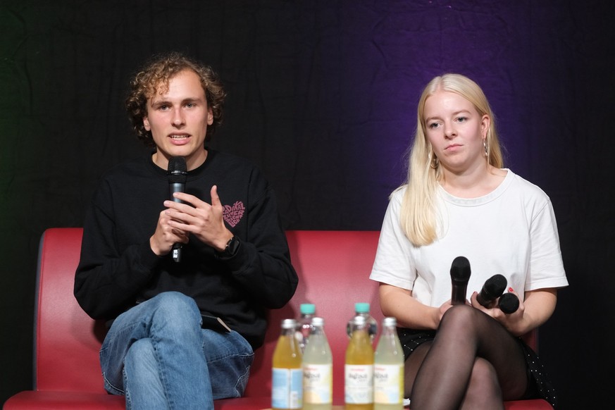 19.10.2024, Sachsen, Leipzig: Jakob Blasel und Jette Nietzard, beide neugewählte Bundesvorsitzende der Grünen Jugend, sitzen beim Bundeskongress der Jugendorganisation von Bündnis 90/Die Grünen zusamm ...