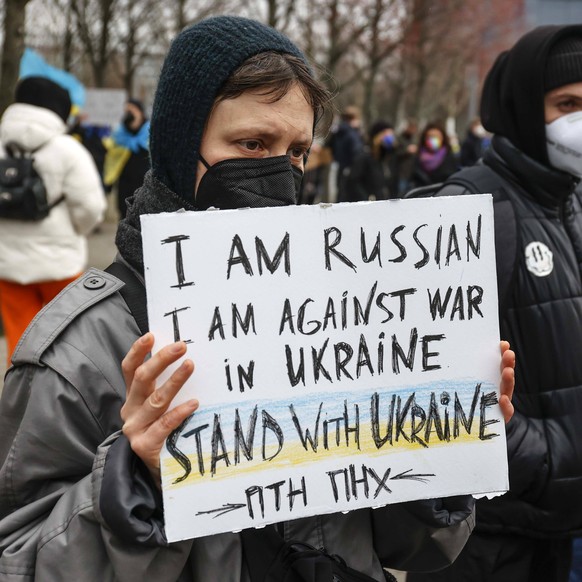 Demo Stoppt Putin, stoppt den Krieg Berlin, 25.02.2022 - Eine Russin demonstriert mit ukrainischen Demonstration nach dem Angriff von Russland auf die Ukraine. Berlin Berlin Deutschland *** Demo Stop  ...