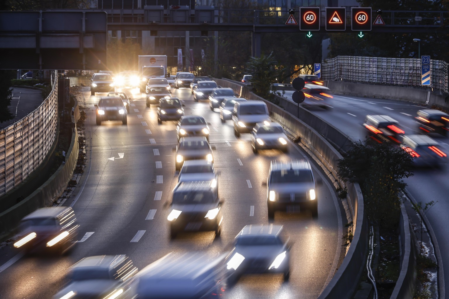 03.11.2020, Essen, Ruhrgebiet, Nordrhein-Westfalen, Deutschland - Autobahn A40 im Essener Stadtzentrum beim Feierabendverkehr.