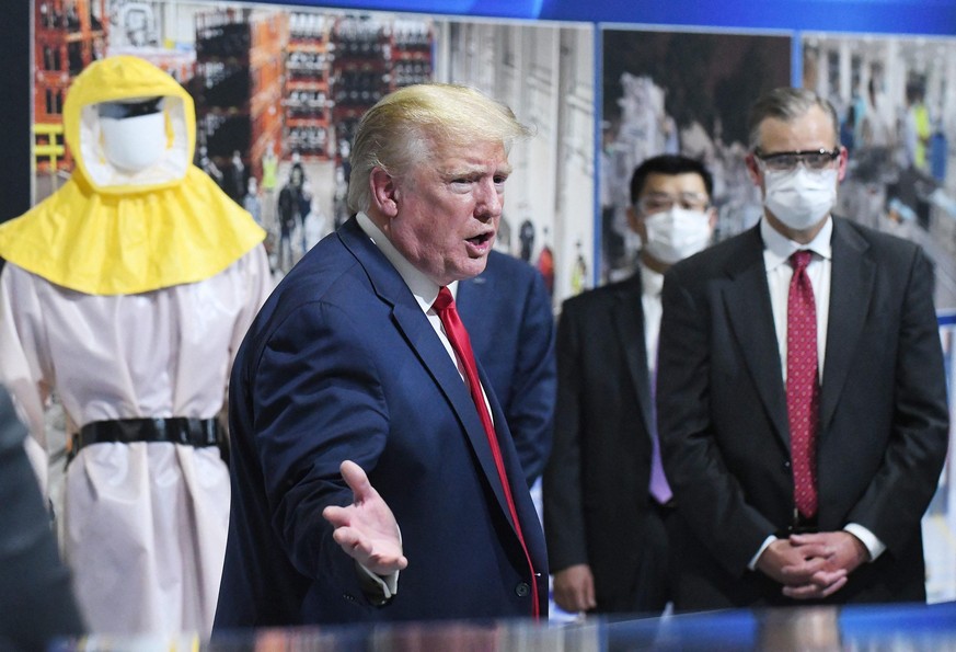 Trump sagte, er habe im "hinteren Bereich" eine Maske getragen, sie aber vor den Kameras abgenommen. 