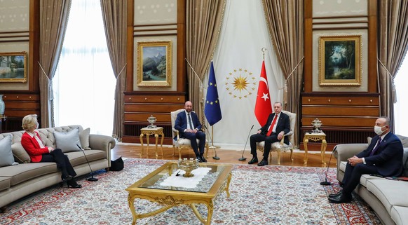 Nur EU-Ratspräsident Charles Michel (2. v. l.) durfte neben dem türkischen Präsidenten sitzen.