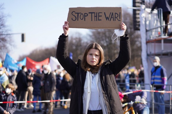 27.02.2022, Berlin: Klimaaktivistin Luisa Neubauer h�lt ein Schild &quot;Stop the war!&quot; vor einer Demonstration unter dem Motto &quot;Stoppt den Krieg! Frieden f�r die Ukraine und ganz Europa&quo ...
