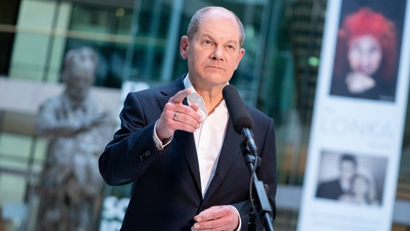 01.03.2021, Berlin: Olaf Scholz (SPD), Bundesminister der Finanzen und SPD-Kanzlerkandidat, spricht bei einem Pressestatement vor der Statue des ehemaligen Bundeskanzlers Willy Brandt in der SPD-Parte ...