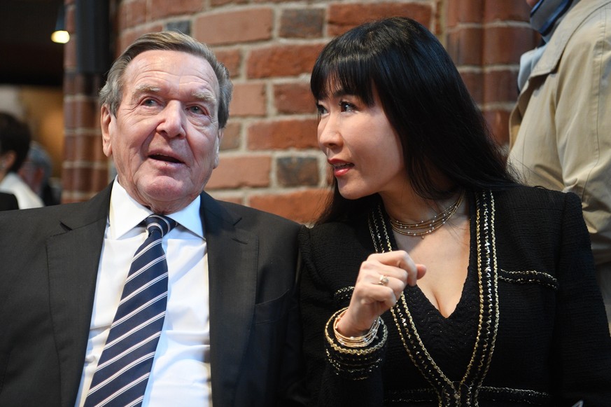 Gerhard Schröder, Alt-Bundeskanzler, und seine Frau So-yeon Schröder-Kim sitzen bei einem ökumenischen Gottesdienst in der Marktkirche zur Gründung des Landes Niedersachsen vor 75 Jahren.