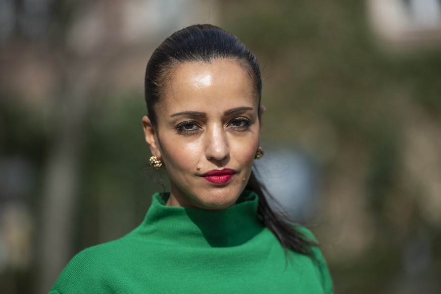 PRODUKTION - 22.03.2023, Berlin: Sawsan Chebli (SPD) steht in einem Garten. Die Berliner SPD-Politikerin Chebli w