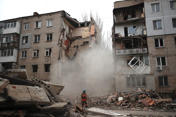 11.11.2022, Ukraine, Mykolajiw: Einsturz eines fünfstöckigen Wohnhauses, nachdem es von einer S-300-Rakete getroffen wurde. Bei einem neuen Raketenangriff auf die Ukraine hat Russland nach Angaben aus ...