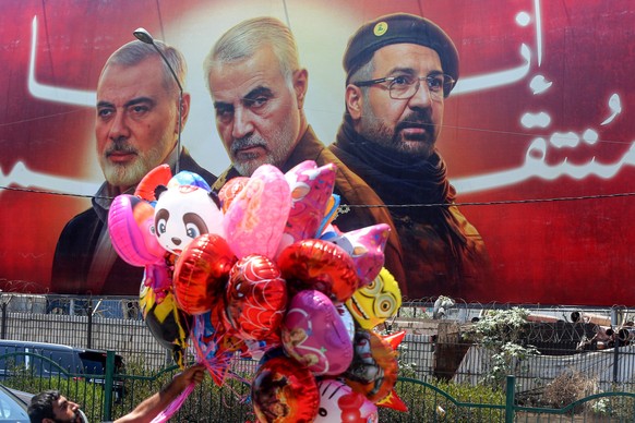 05.08.2024, Libanon, Beirut: Ein Plakat, das den ermordeten politischen Hamas-Chef Ismail Hanija (l-r), den ermordeten Ghassem Soleimani, Chef der iranischen Brigade der Islamischen Revolutionsgarden, ...