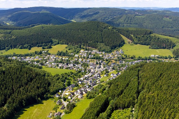 Luftbild von Silbach mit Katholische Kirche Silbach in Winterberg im Sauerland, im Bundesland Nordrhein-Westfalen in Deutschland !ACHTUNGxMINDESTHONORARx60xEURO! *** Aerial view of Silbach with Cathol ...