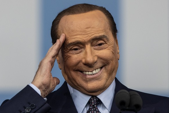 22.09.2022, Italien, Rom: Der Vorsitzende von Forza Italia, Silvio Berlusconi, h�lt eine Rede w�hrend der Wahlkampfveranstaltung zum Abschluss der Koalition mit der Vorsitzenden der rechtsextremen Par ...