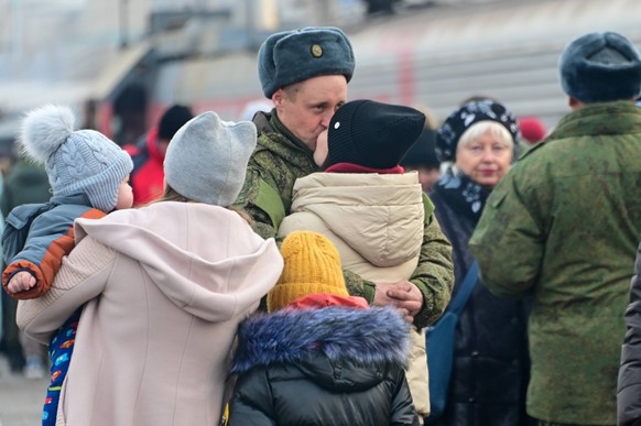 RUSSIA, CHITA - NOVEMBER 7, 2022: A man hugs a woman during a send-off ceremony at the Chita-1 railway station for mobilized Russian Army reservists departing for one of the regions of the European pa ...