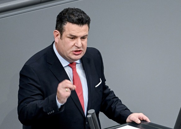 ARCHIV - 24.11.2022, Berlin: Hubertus Heil (SPD), Bundesminister f�r Arbeit und Soziales, spricht bei der Sitzung im Bundestag. (zu dpa: &quot;Minister Heil: Vereinfachter Zugang zur Kurzarbeit bis En ...