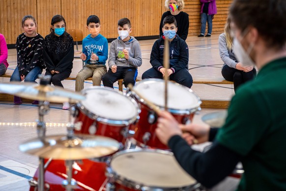 Mit Maske im Musikunterricht – noch. Bald wird die Maskenpflicht in Schulen ausgesetzt.