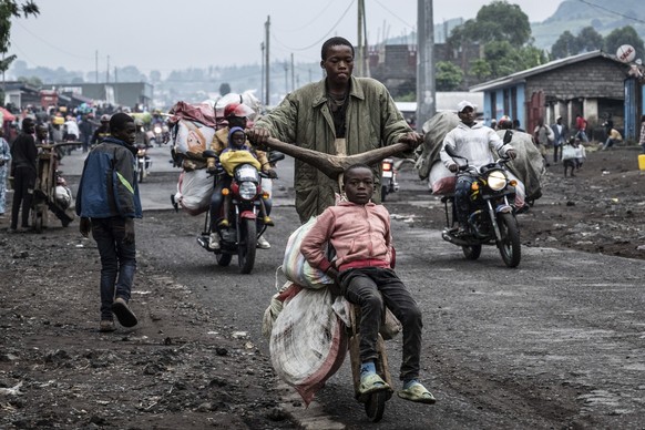 26.01.2025, Demokratische Republik Kongo, Goma: Menschen, die durch die Kämpfe mit den M23-Rebellen vertrieben wurden, machen sich auf den Weg ins Zentrum von Goma. Foto: Moses Sawasawa/AP/dpa +++ dpa ...