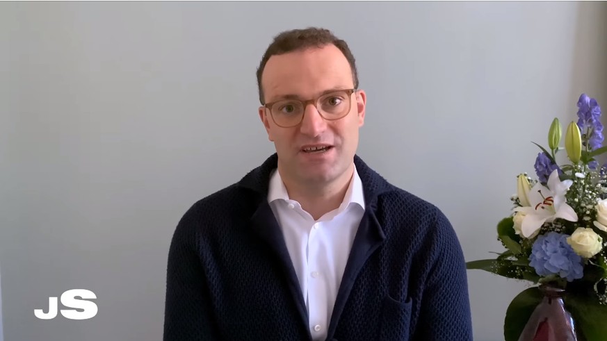 "Mir geht's soweit den Umständen entsprechend ganz gut", erklärt Jens Spahn in einer Videobotschaft.