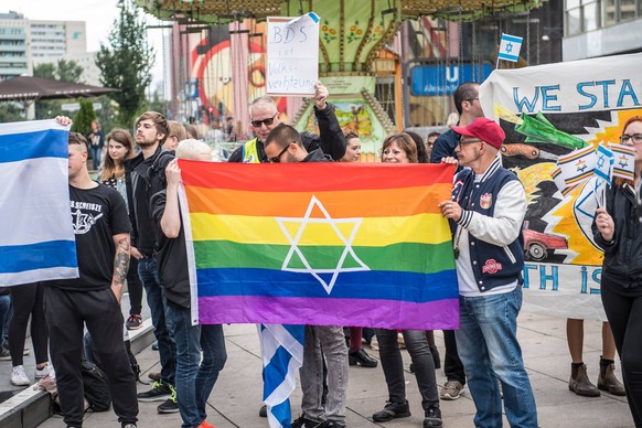 Antideutsche und andere israelsolidarische Demonstranten in Berlin 2017.