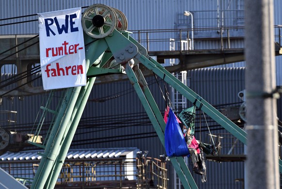 Bagger im Braunkohlekraftwerk Niederaußem wurden besetzt