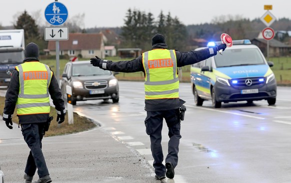 12.01.2021, Mecklenburg-Vorpommern, Leizen: Bei einer Verkehrskontrolle wird die Einhaltung der Einreiseregeln in den Landkreis Mecklenburgische Seenplatte �berwacht, der mit 261 die h�chste Sieben-Ta ...