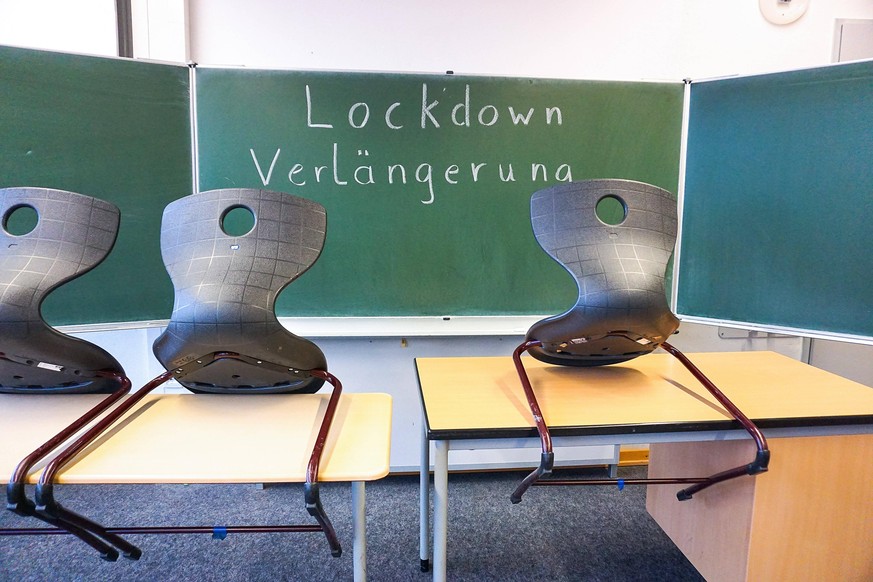 Frankenberg, Deutschland 04. Januar 2021: An einer Tafel in einer Schule steht mit Kreide geschrieben, Lockdown Verl